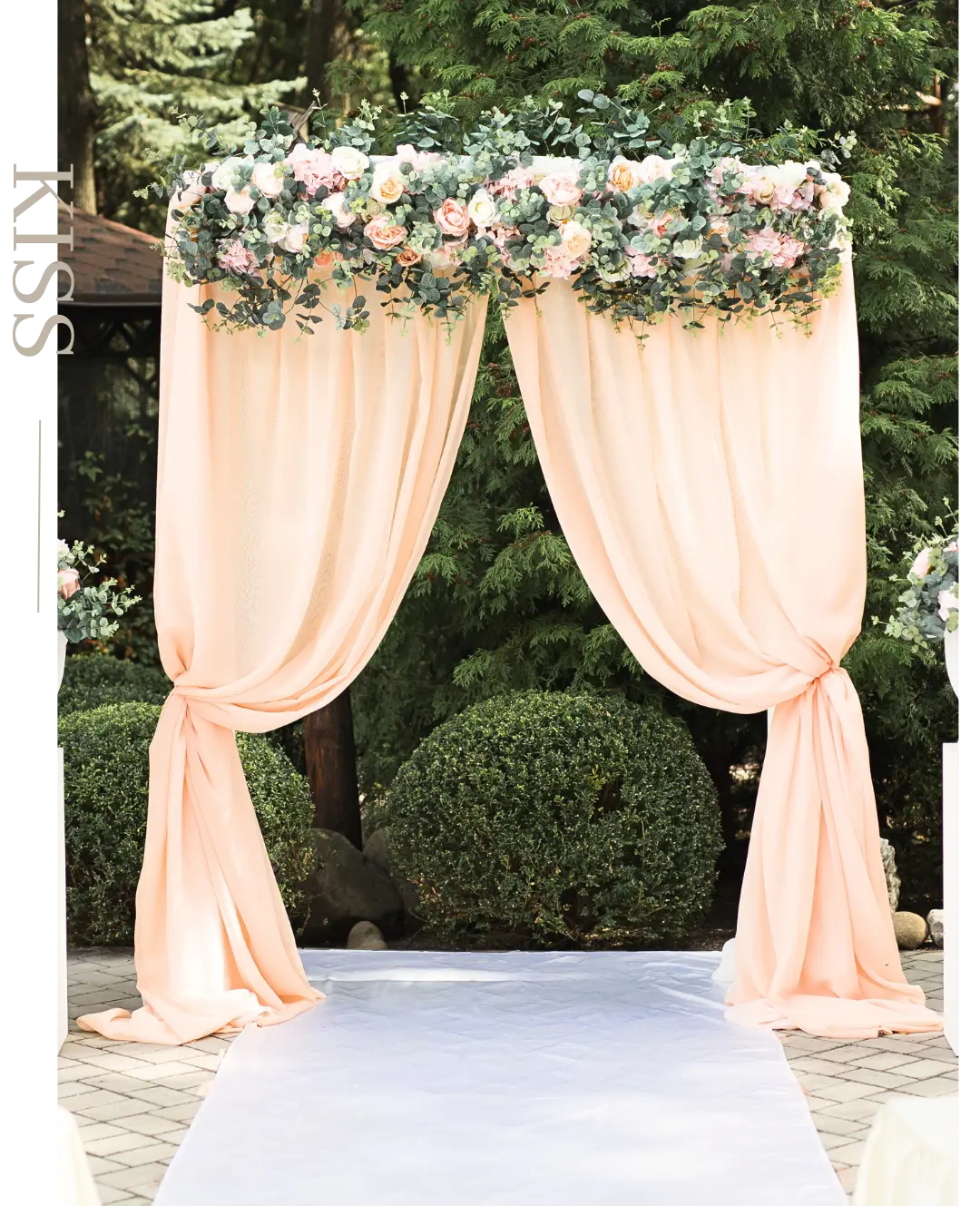 Arche de mariage extérieure avec drapé rose poudré et guirlande de roses