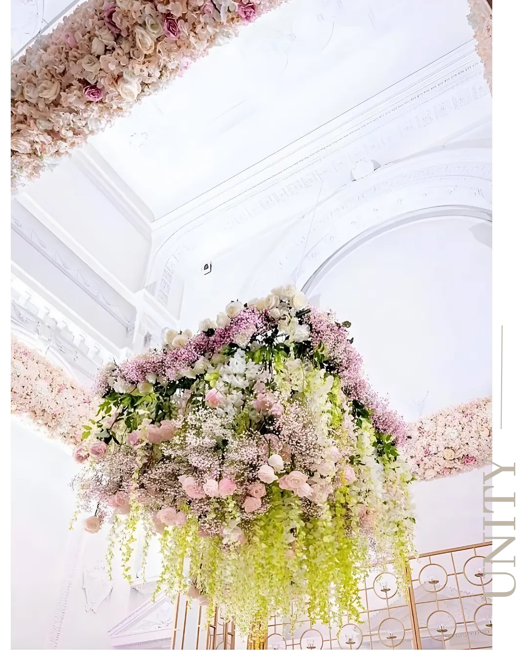Installation florale suspendue de fleurs roses et vertes