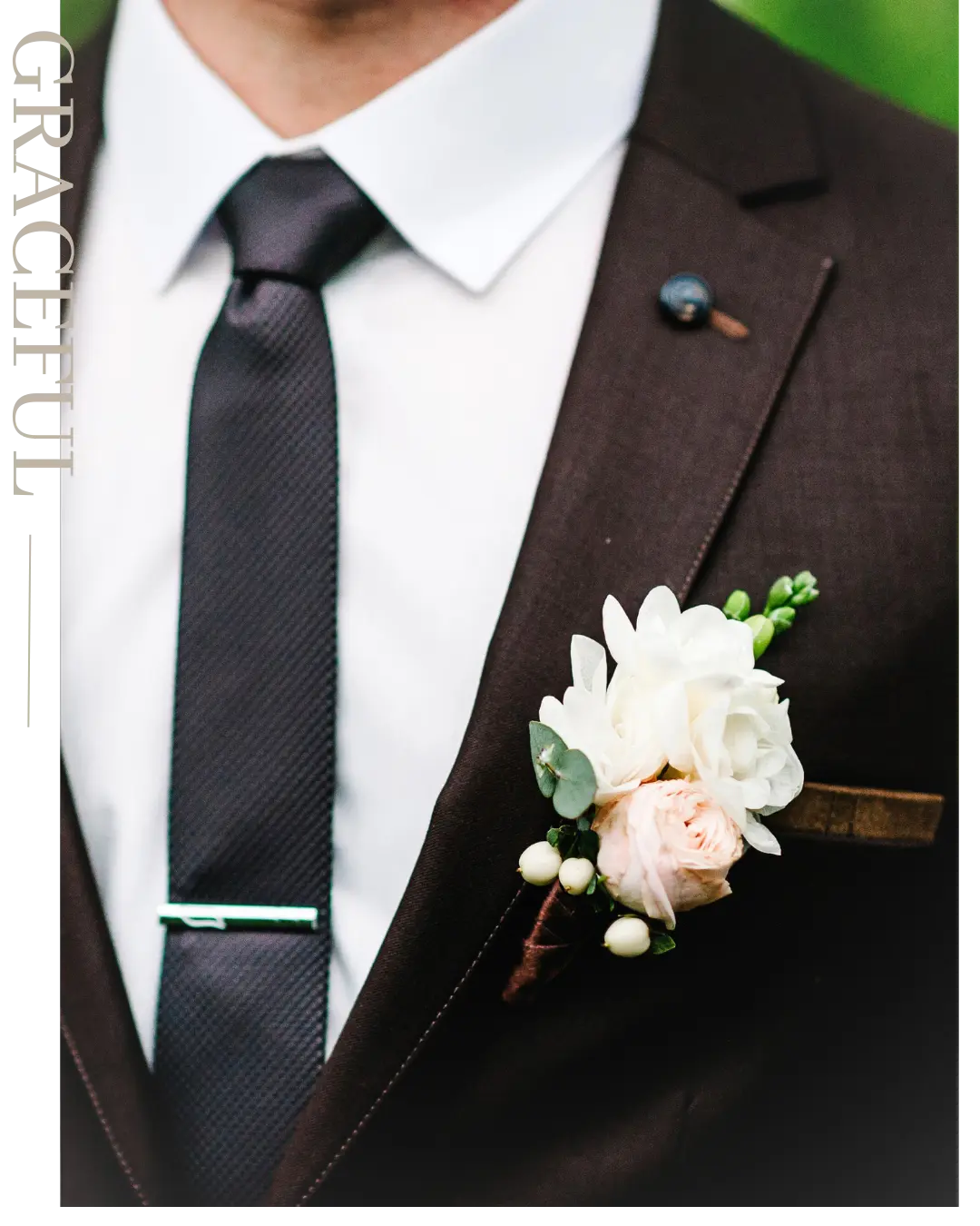 Marié portant une boutonnière de roses blanches