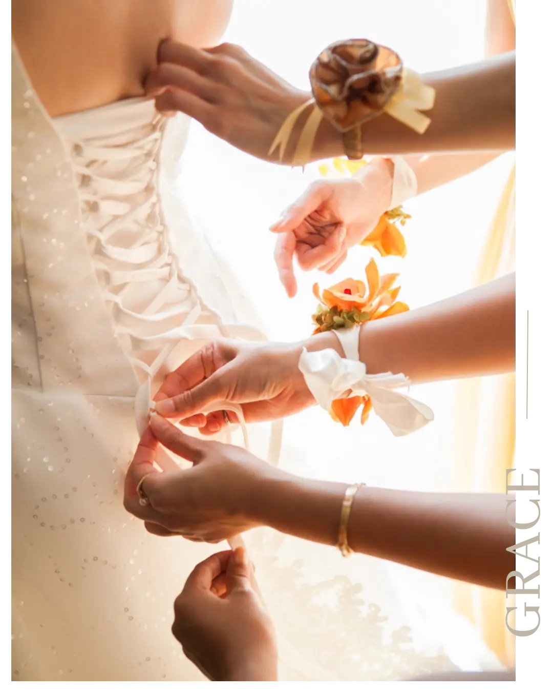 Demoiselles d’honneur portant des bracelets floraux orangés