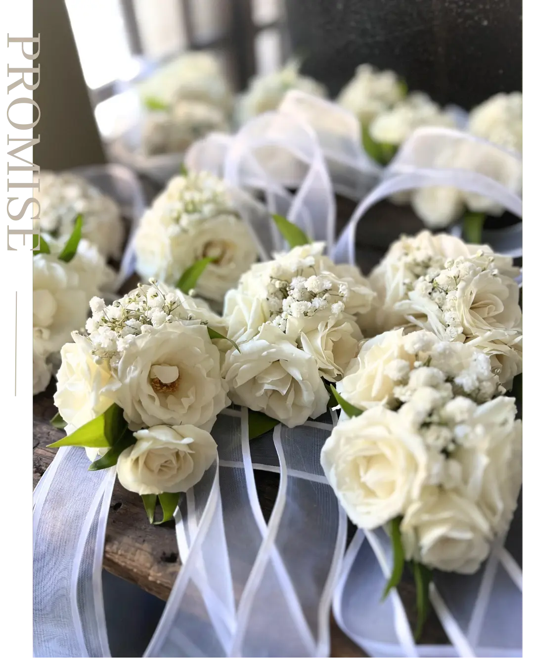 Bracelets floraux de roses blanches avec ruban d’organza
