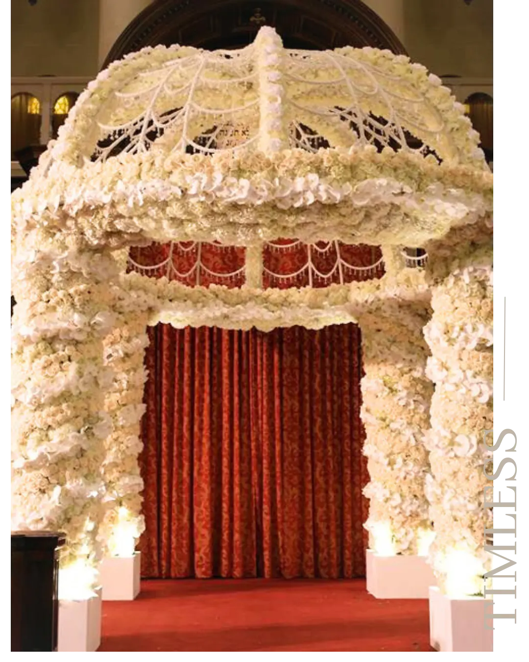Grande chuppah florale blanche avec drapé de velours rouge