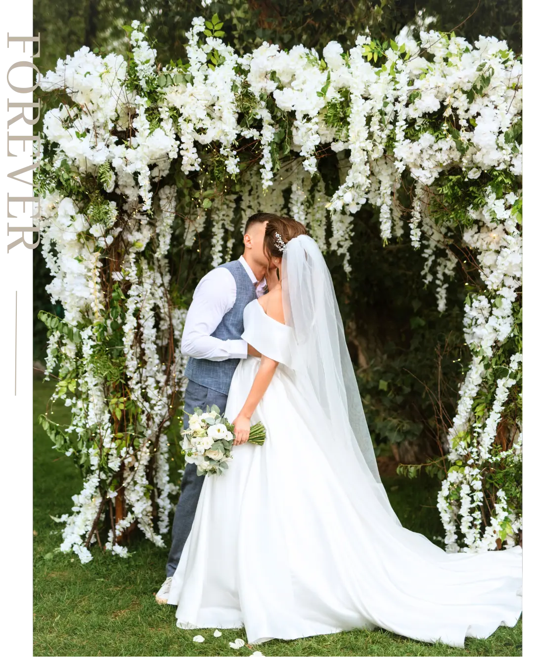 Couple s’embrassant sous une chuppah de glycine blanche en cascade