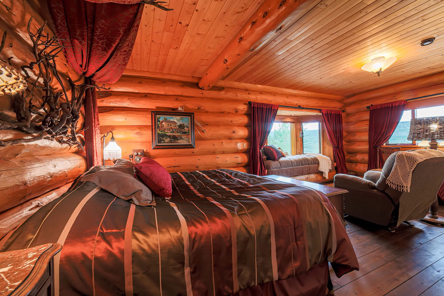 Ground floor guest room with vanity and window seating