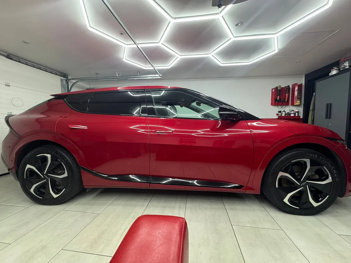 Rød bil som viser blank farge og finish hos Red X Detailing