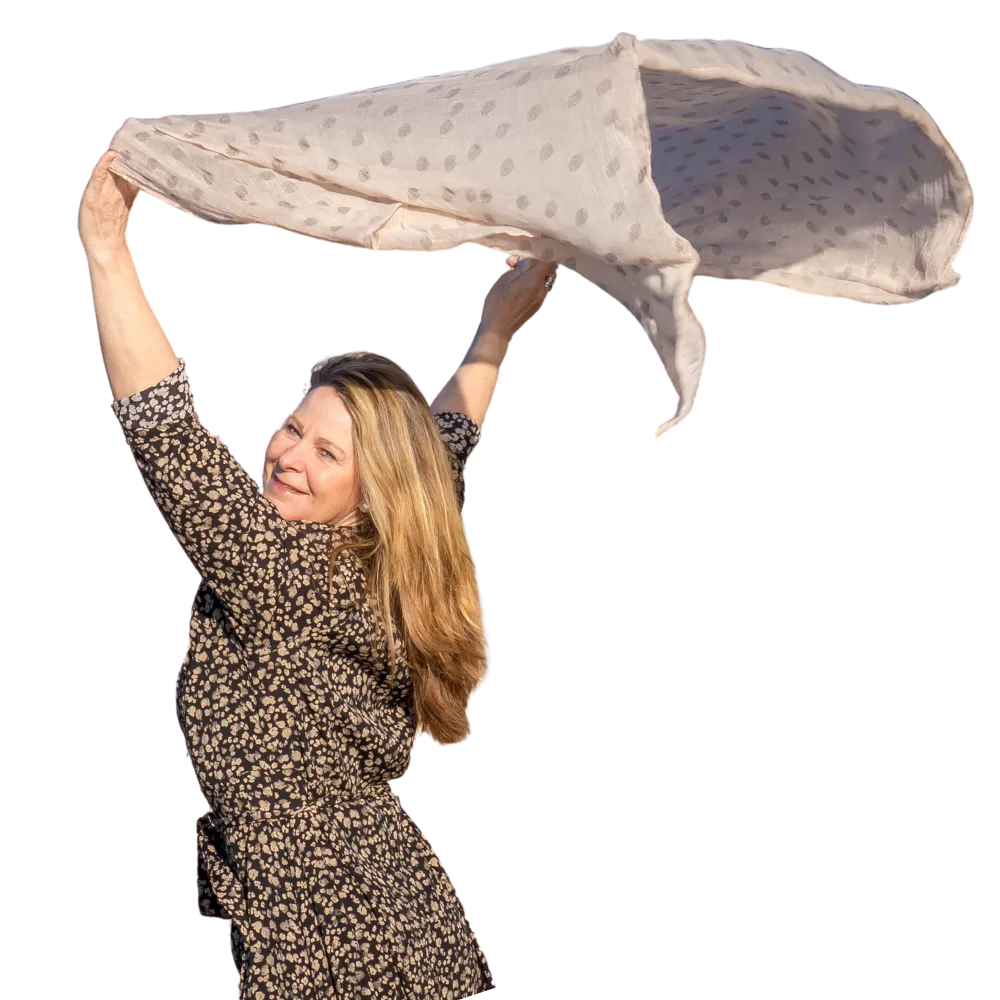 glückliche Frau mit Tuch