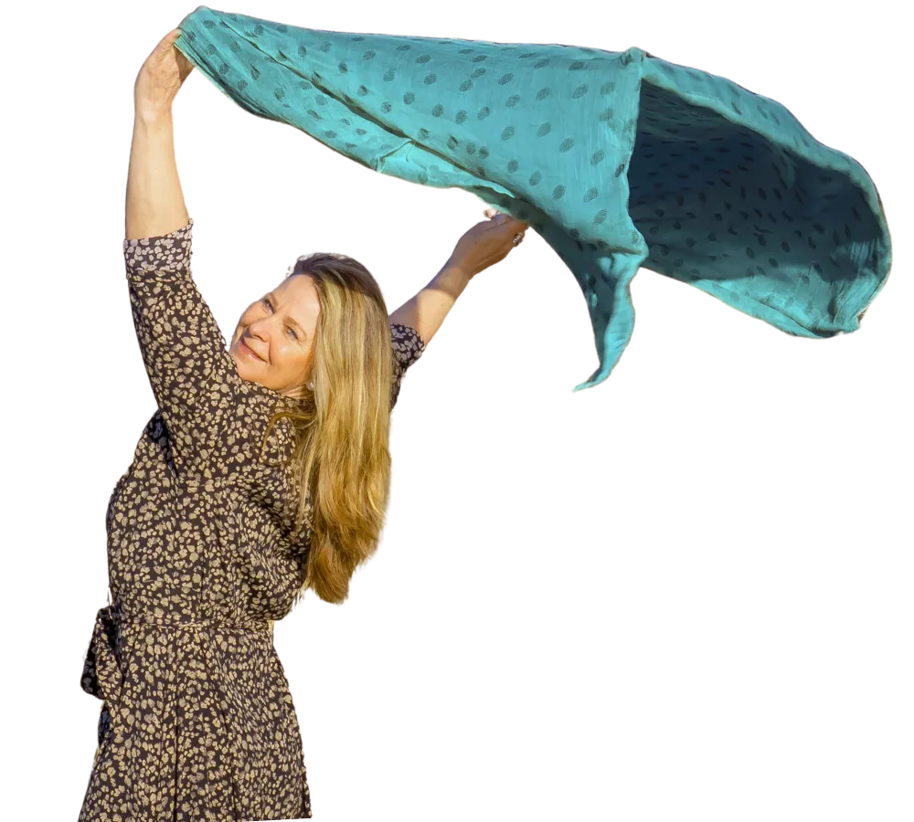 glückliche Frau mit Tuch