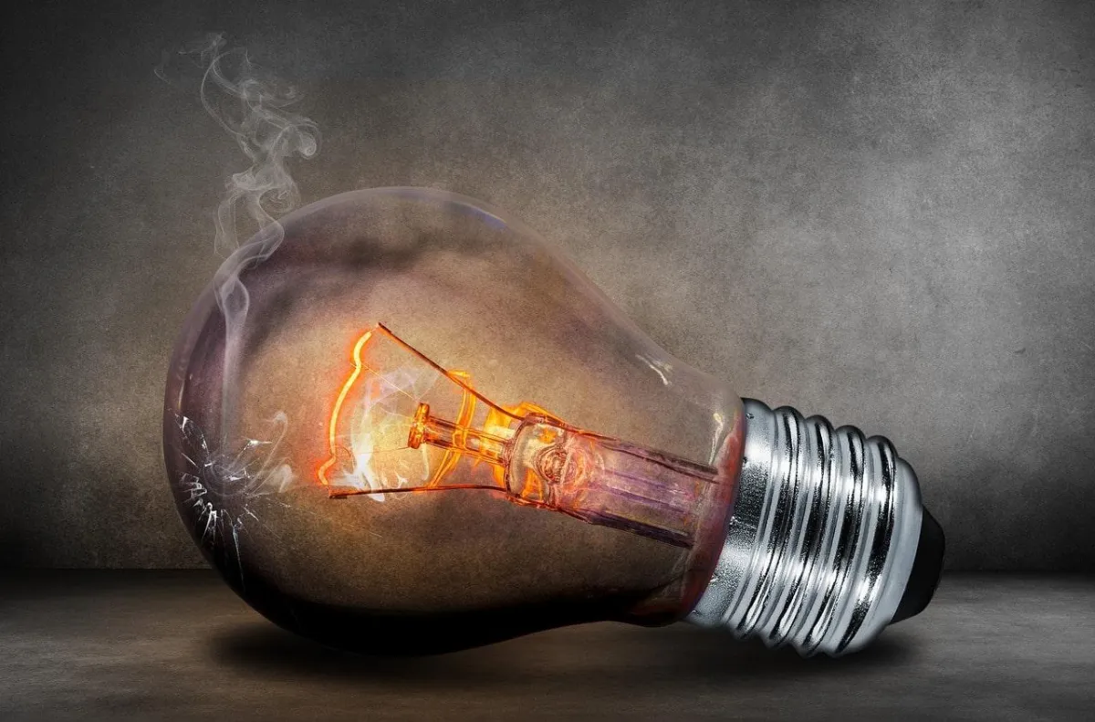 Light bulb with electrical fault
