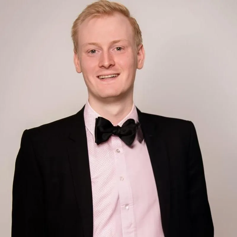 Florian, Teilnehmer des Gain Freedom Clubs, hat in nur 3 Monaten seine Ausgaben um 20 % gesenkt, 1.000 Euro investiert und einen klaren Finanzplan aufgestellt. Die Gruppencoachings waren für ihn ein absoluter Gamechanger.