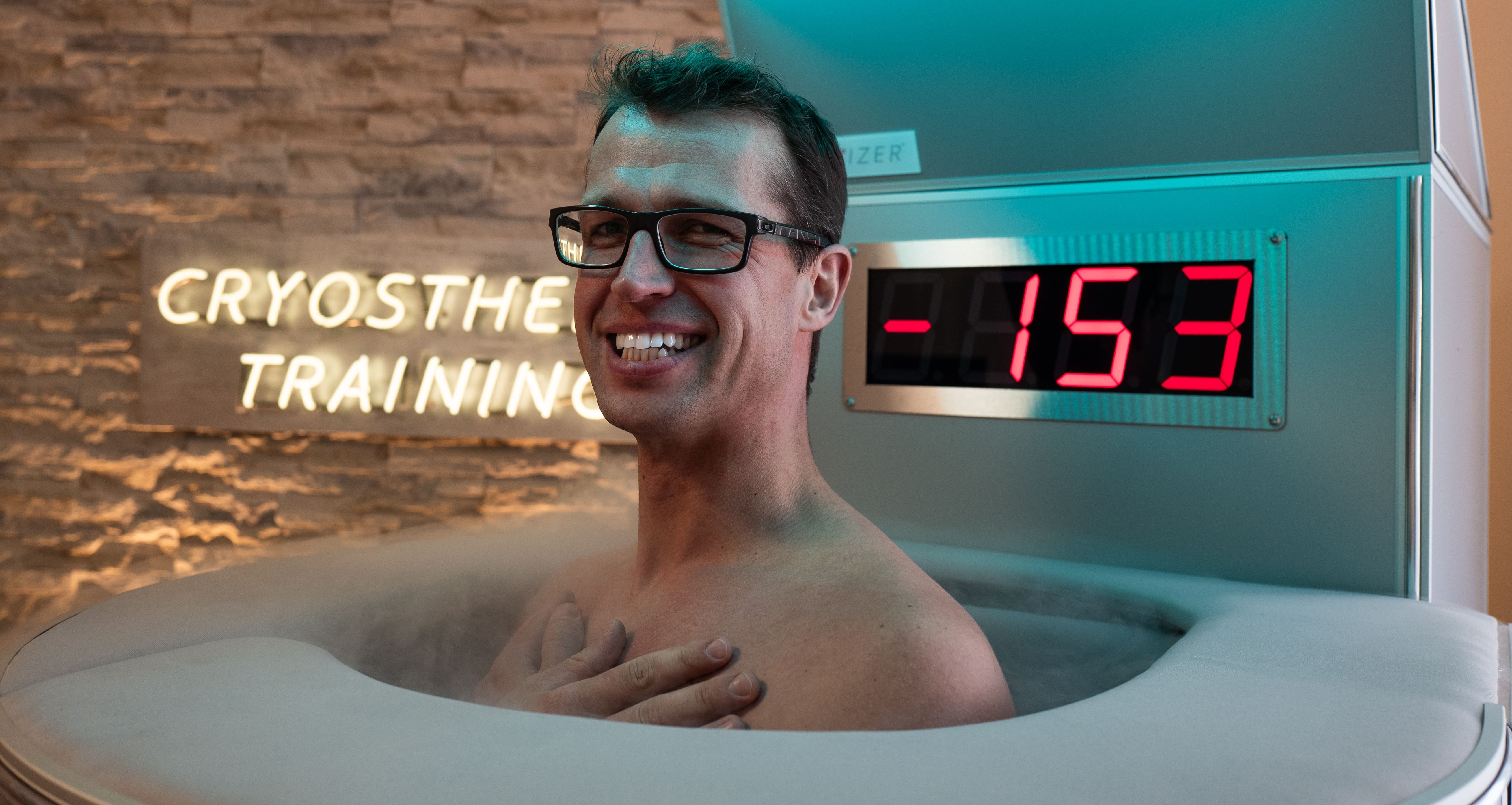 Mann während Kryotherapie in der Kältekammer bei Cryosizer Berlin Kurfürstendamm