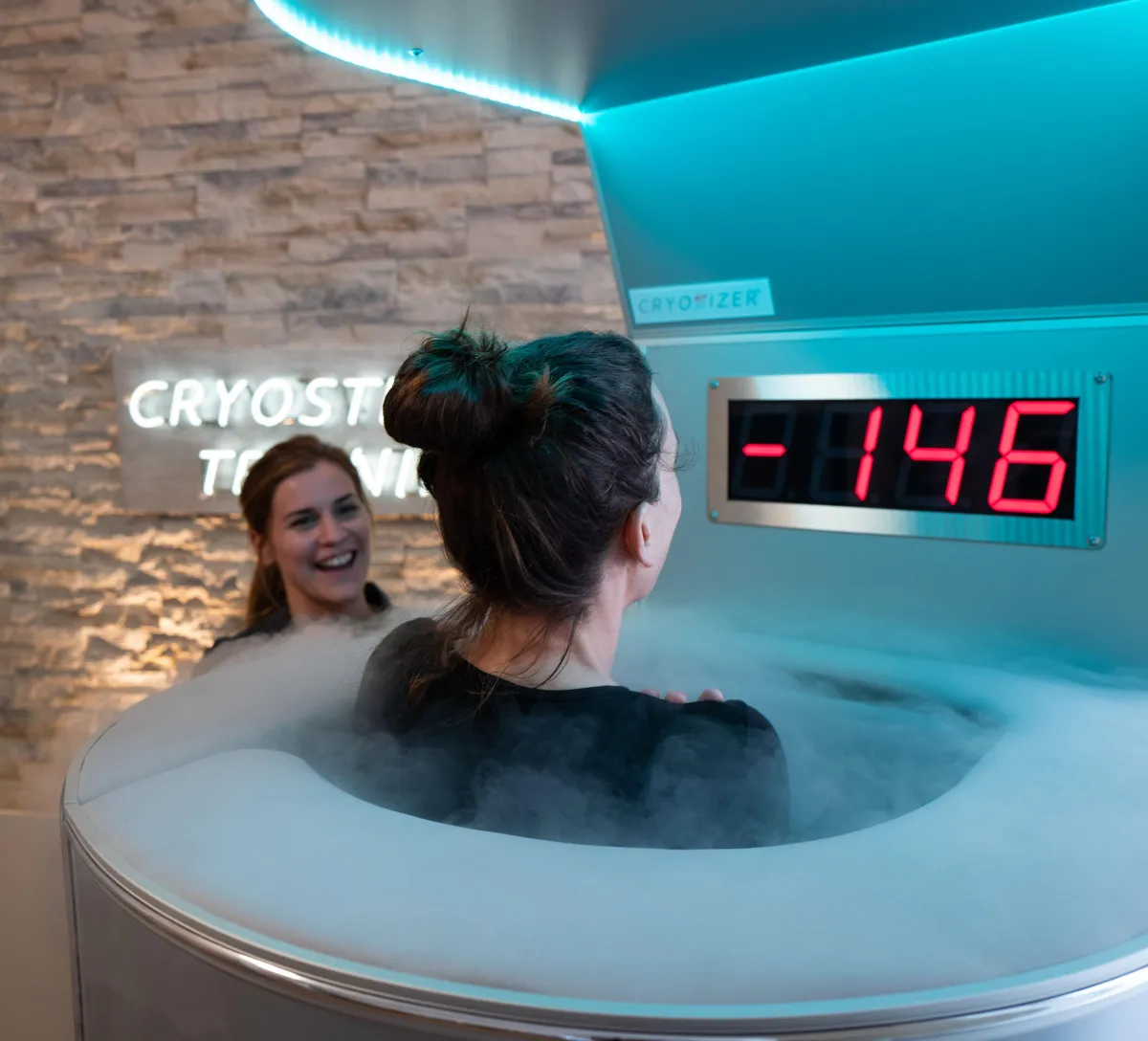 Frau während Kryotherapie in der Kältekammer bei Cryosizer Berlin Kurfürstendamm