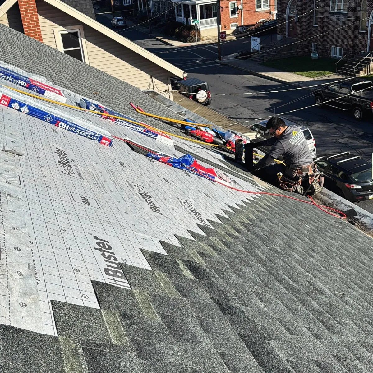 an expert roofer replacing the roof