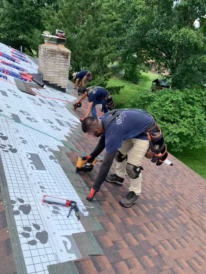 an expert roofers replacing the roof