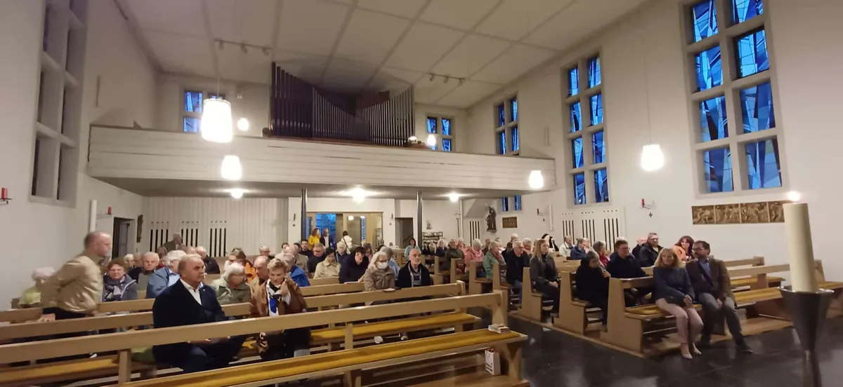 Besucherinnen und Besucher beim Orgelkonzert mit Karl Saar in der St.-Alexius-Kirche in Herbolzheim.