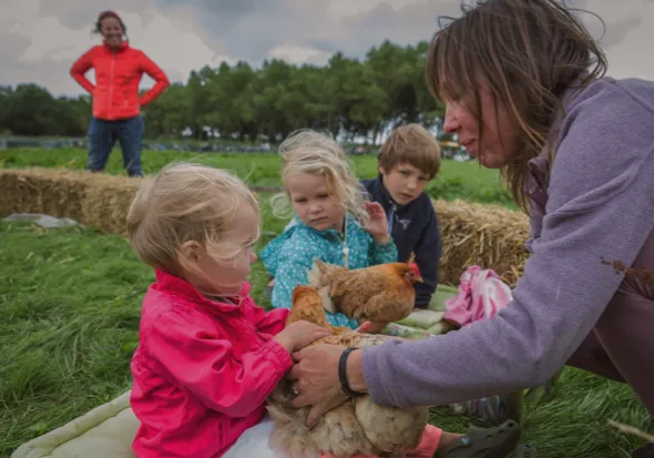 Kinderen in en met de natuurtijdens een lokaal evenement.