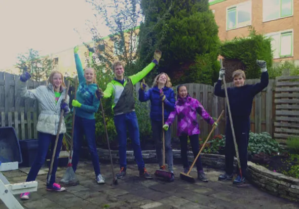 Blijdschap! Tuin onderhoud met hulp van de jongeren is afgerond - buurt Krakeelpolder te Delft.