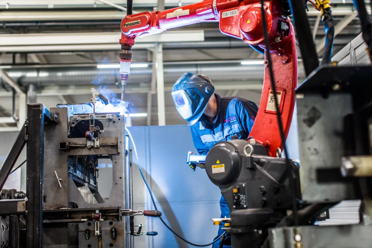 Lasmedewerker werkt aan zijn project in de fabriek
