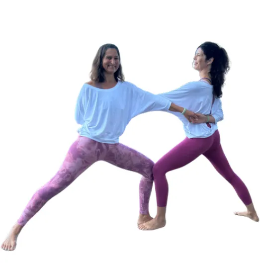 Julia und Mona beim Yoga