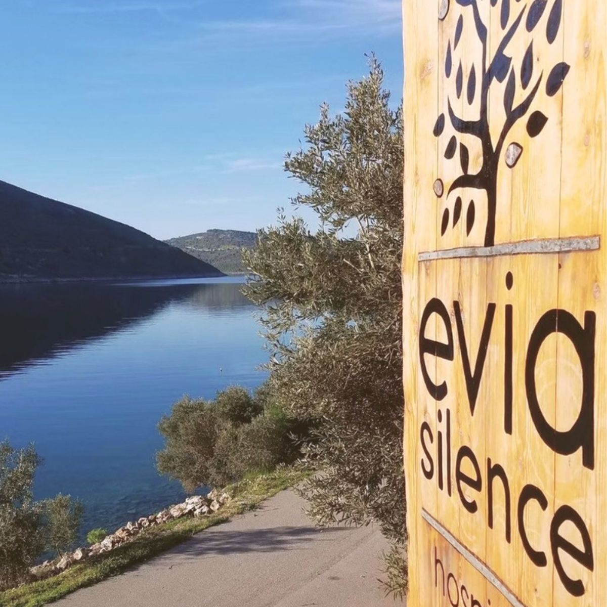 Evia Schild vor dem Meer