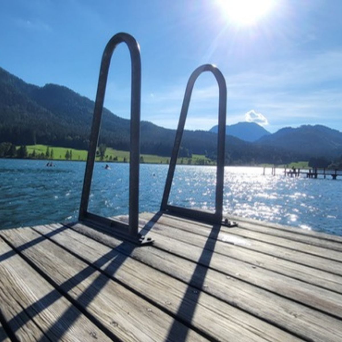 Plattform zum See, der in der Sonne glitzert