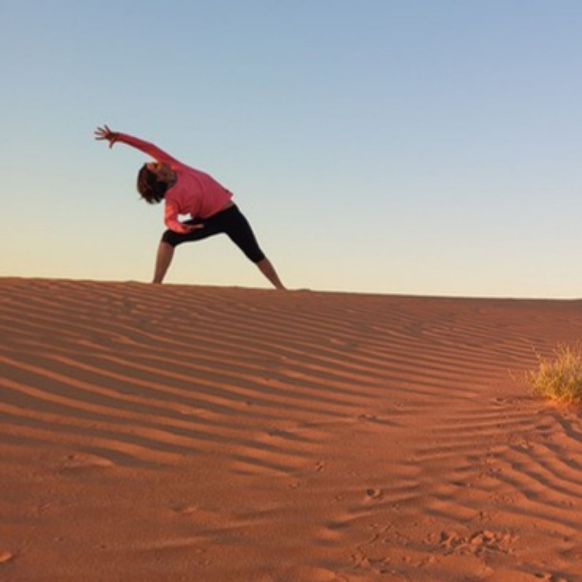 Yoga-Übung auf einer Sanddüne in der Sahara