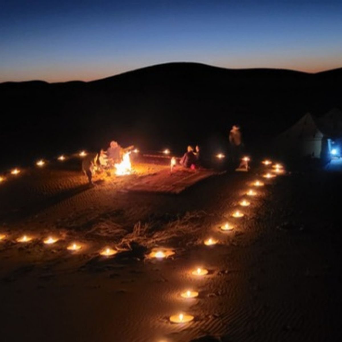 Lagerfeuer in den Dünen nach Sonnenuntergang