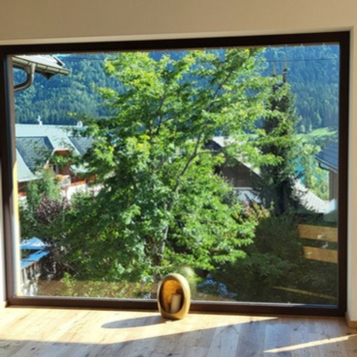 Yogaraum mit Blick aus dem Fenster