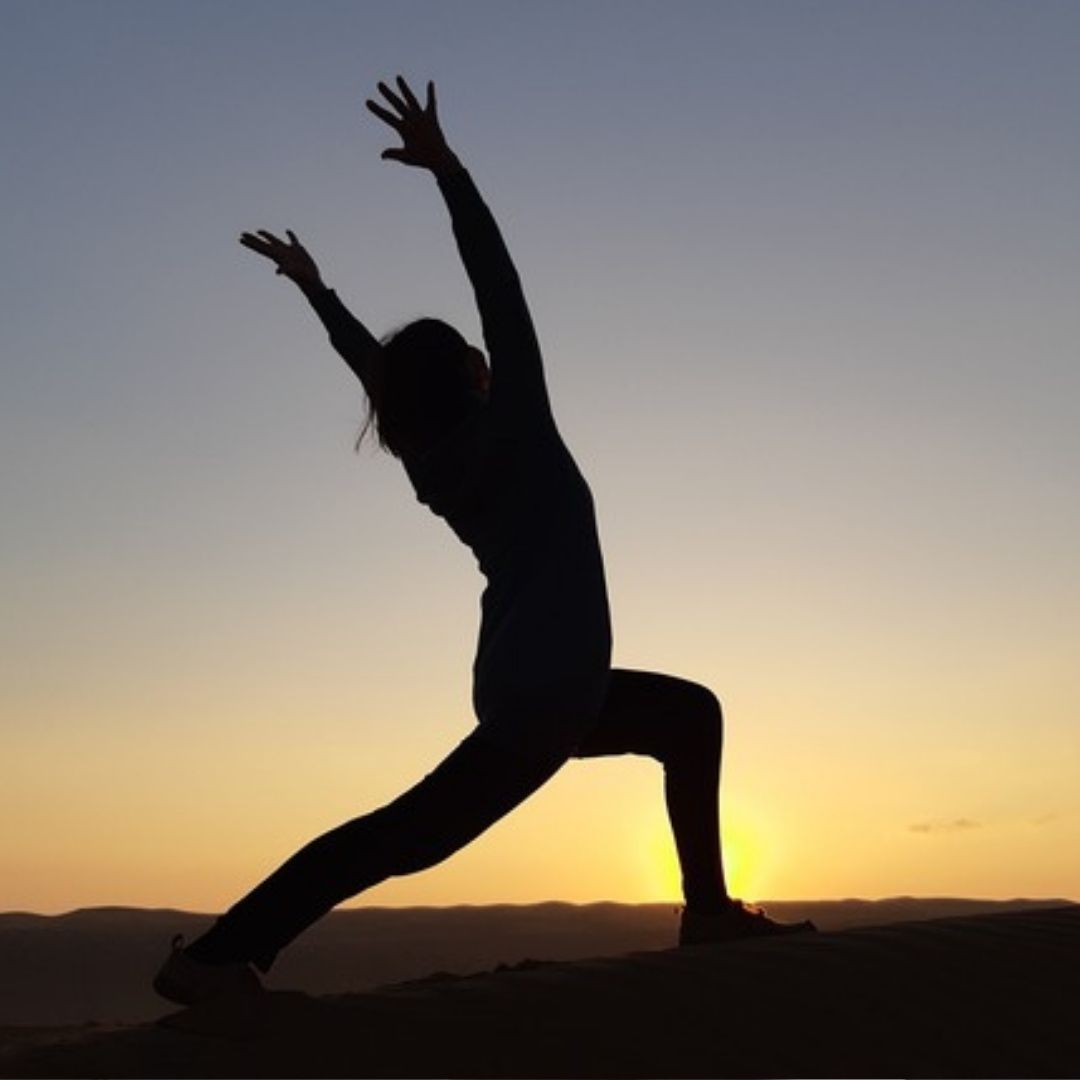 Virabadrasana im sonnenuntergang