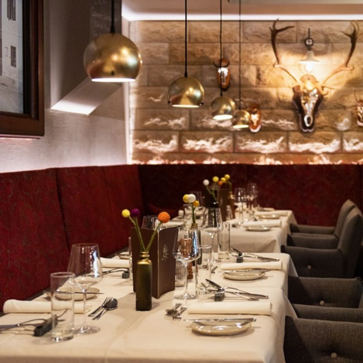 Gedeckter Tisch zum Abendessen im Hotel