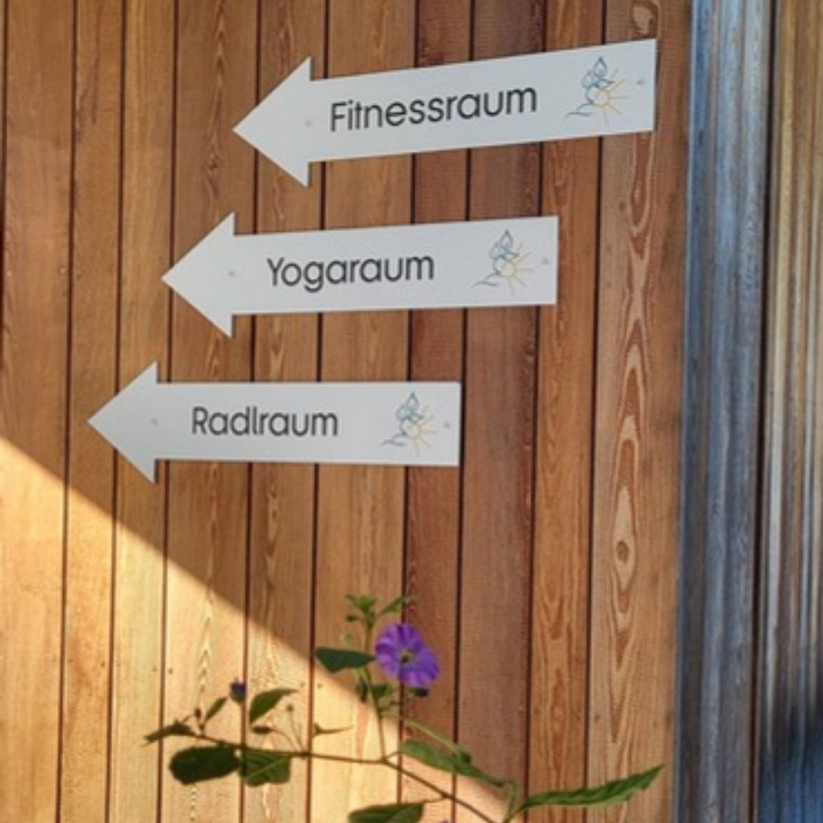Beschriftung zum Yogaraum an Holzwand