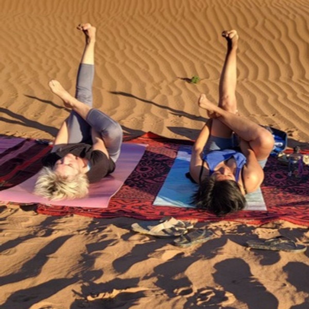 Entspannung auf Yogamatten und Teppichen im Wüstensand