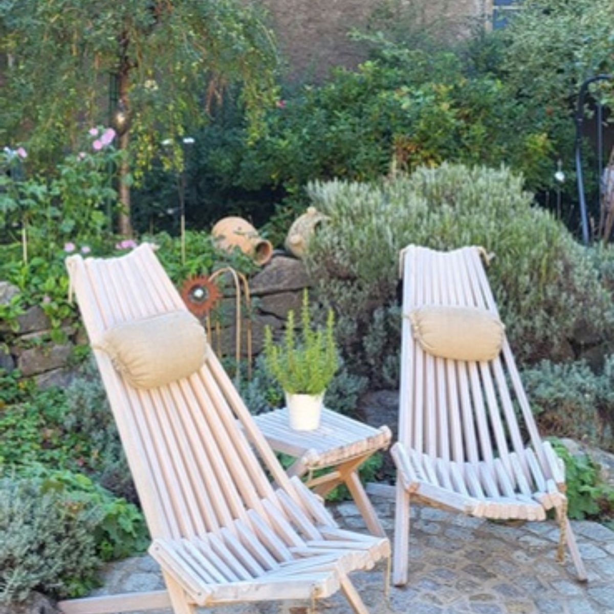 Gemütliche Ecke im Garten des Hotels
