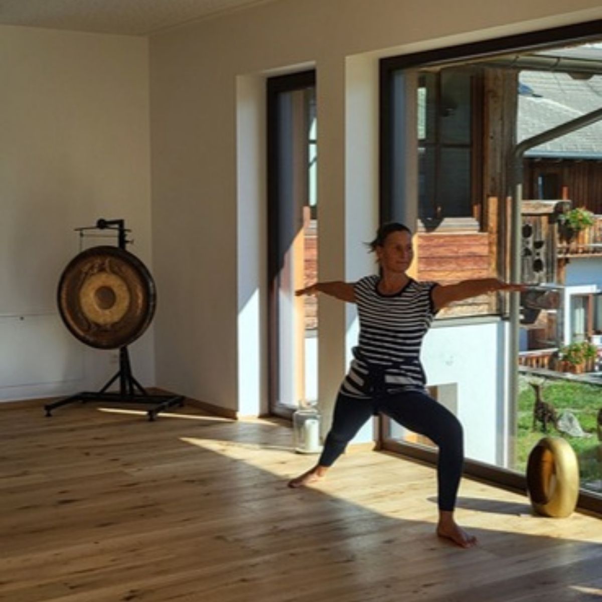Julia im Yogaraum