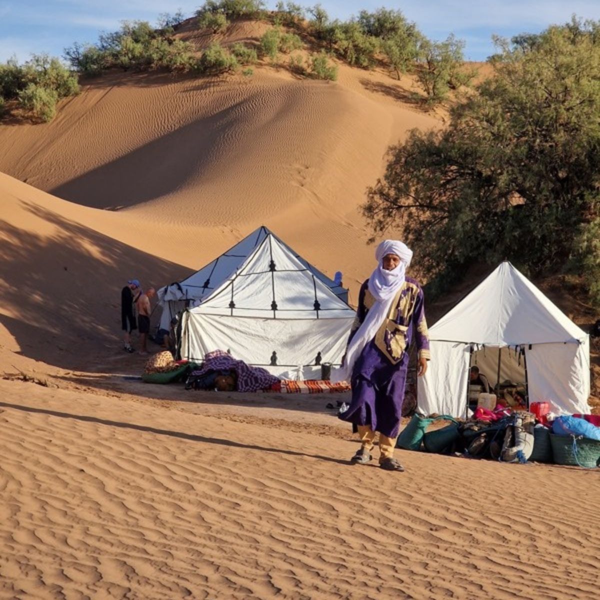 Wüstencamp mit weißen Zelten in den Dünen bei M'Hamid, Sahara