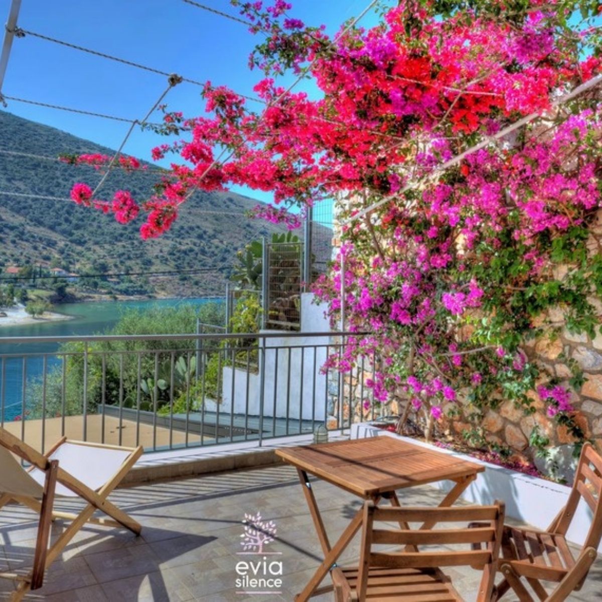 Evia Silence Terrasse mit Blüten