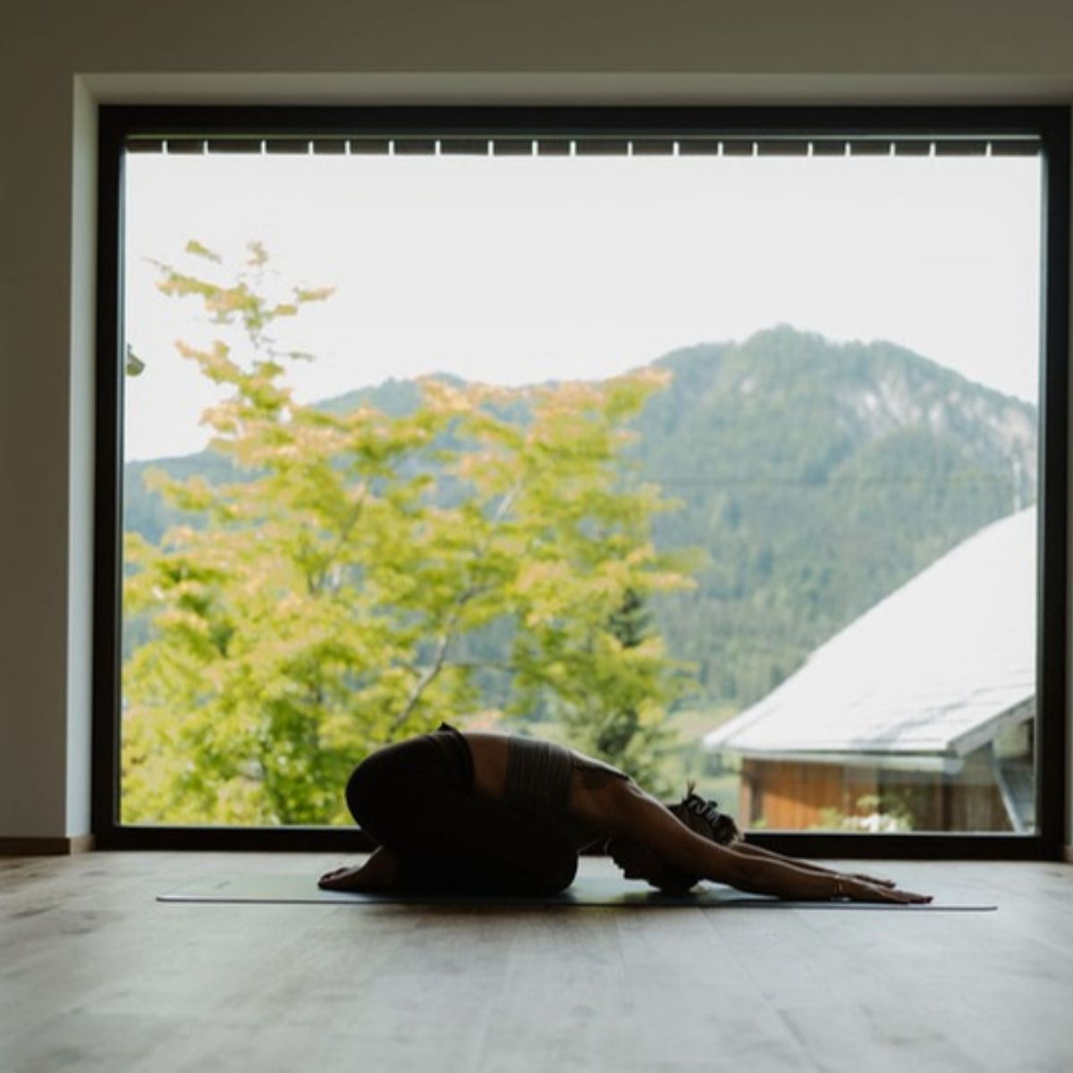 Frau in der Kindhaltung im Yogaraum