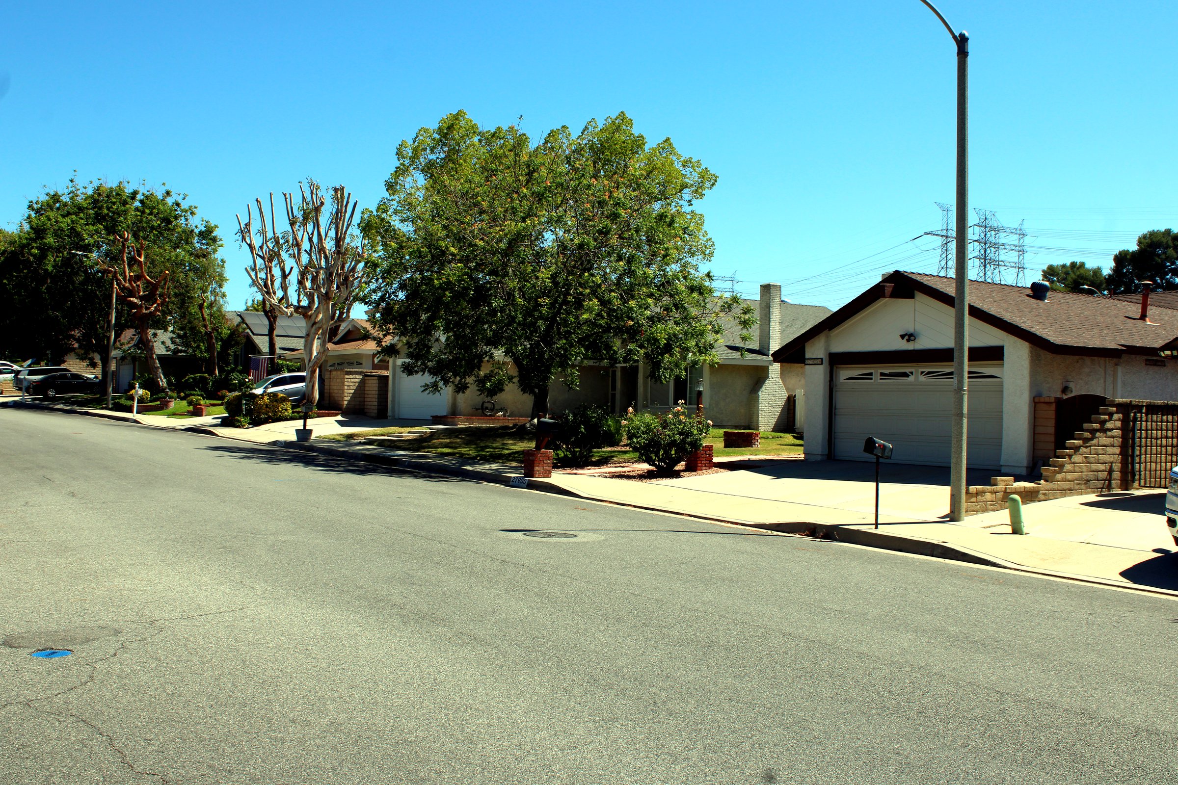 Residential street in Saugus, CA with single-story homes, a common sight in this Santa Clarita neighborhood