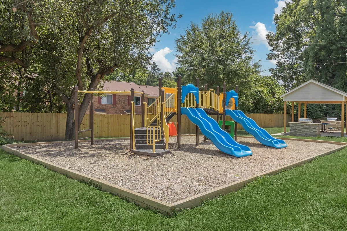 Foto real de la comunidad The Heights Townhomes (Greensboro, NC)