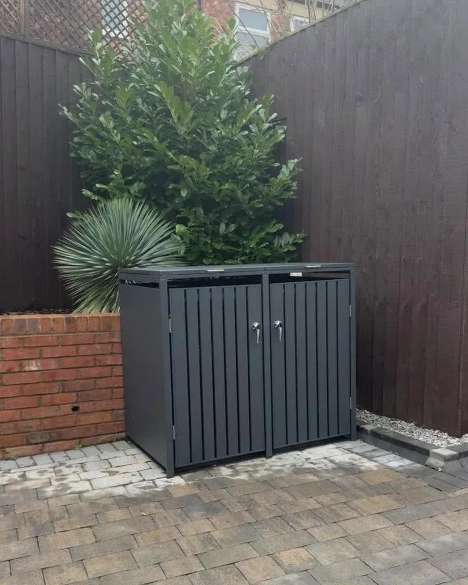 Wheelie bin cover detail view