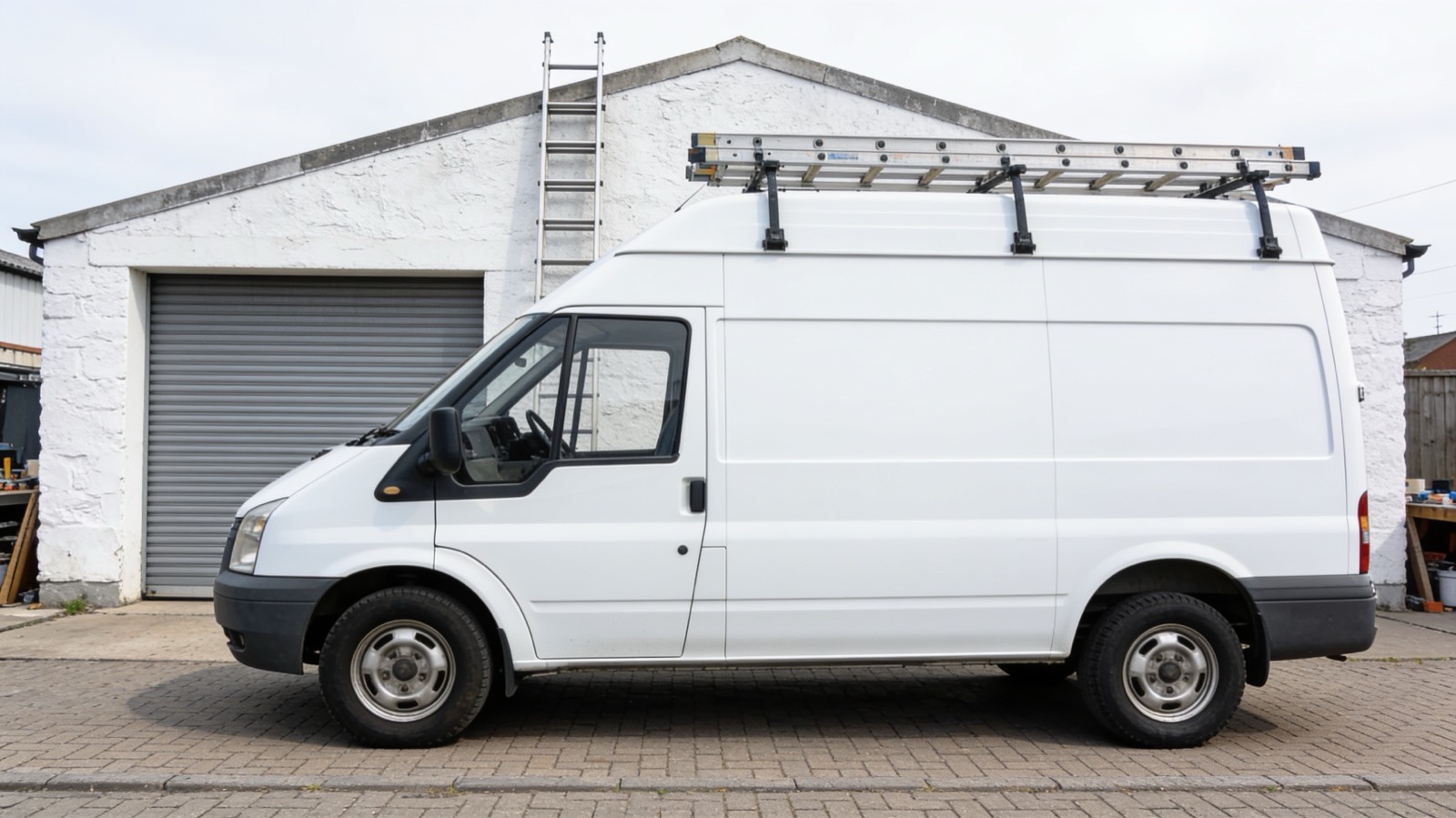 Beschrifteter Handwerker-Firmenwagen vor einer Werkstatt, wie er auch auf einem gepflegten Google Unternehmensprofil zu sehen wäre