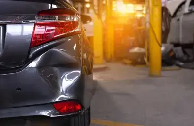 Unfallschaden hinten rechts bei einem silberfarbenen Auto