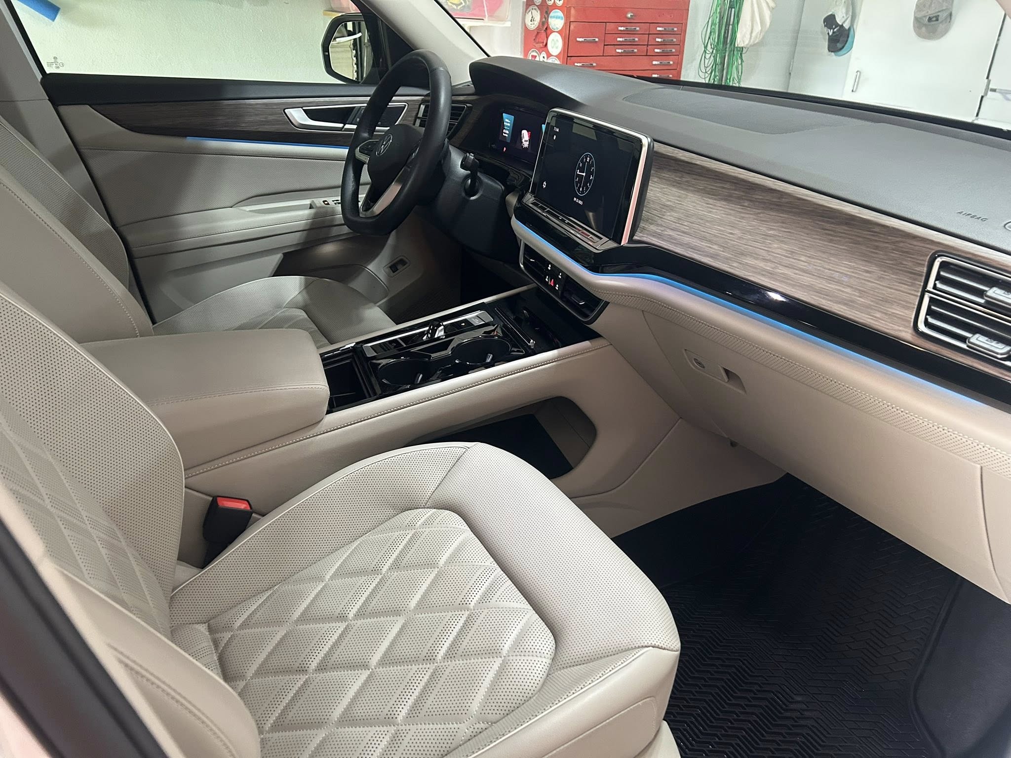 Ready for a spotless vehicle without leaving St. Petersburg? Call (727) 351-7055 or book online. Monday–Saturday, 8am–6pm. We come to you.