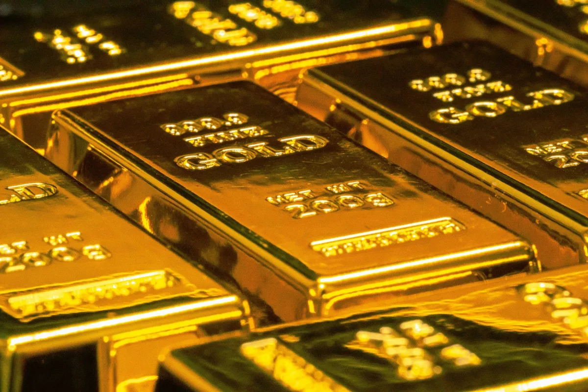 Close-up of stacked fine gold bars – turn bullion into fast cash with local gold buyer SaleUsediPhones