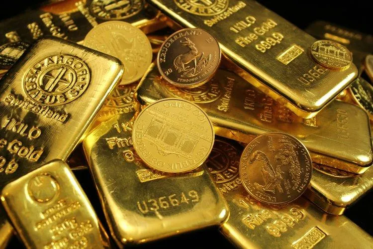 Pile of gold coins and bullion bars – sell gold for cash with competitive pricing in Los Angeles