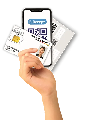 Hand hält eine Gesundheitskarte, dahinter ein Smartphone mit E-Rezept-QR-Code und ein Ausdruck mit QR-Code hoch.