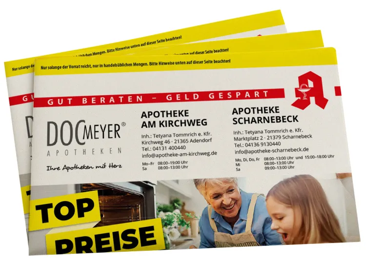 Top-Preise-Flyer der DOC Meyer Apotheken mit Kontakt- und Öffnungszeitenangaben der  Standorte „Apotheke am Kirchweg“ und „Apotheke Scharnebeck“. Unten im Bild liegt eine Familie lächelnd im Bett.
