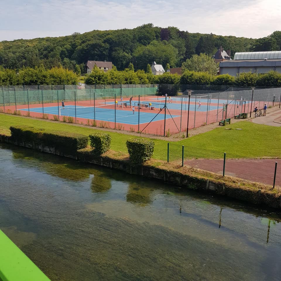 Illustration minimaliste d'un court de tennis en tons neutres