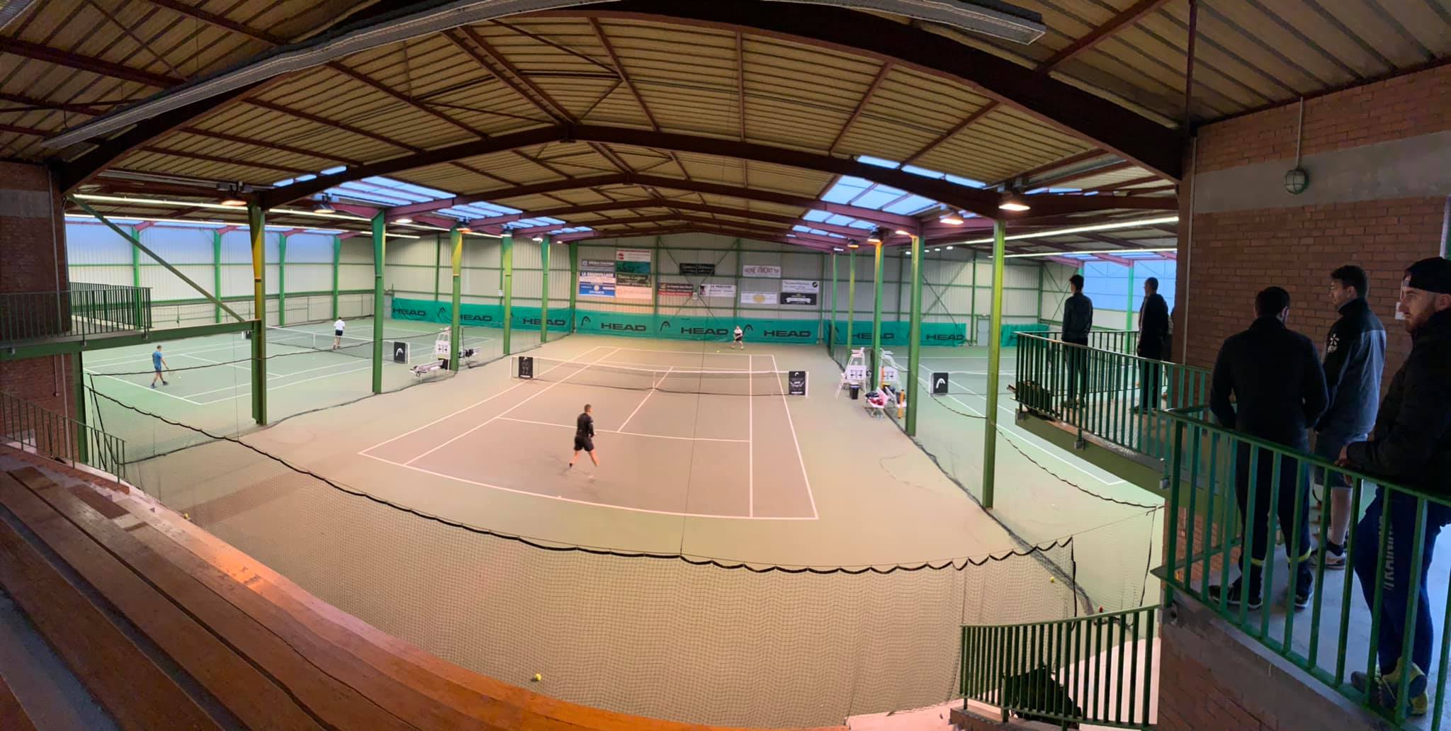 Vue minimaliste d’un court de tennis aux couleurs neutres
