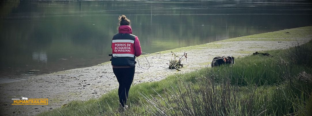 Silvia García instructora de mantrailing en Banyeres de Mariola Alicante con su perro Buddha