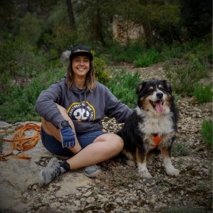 Silvia García instructora de mantrailing en Banyeres de Mariola Alicante con su perro Buddha